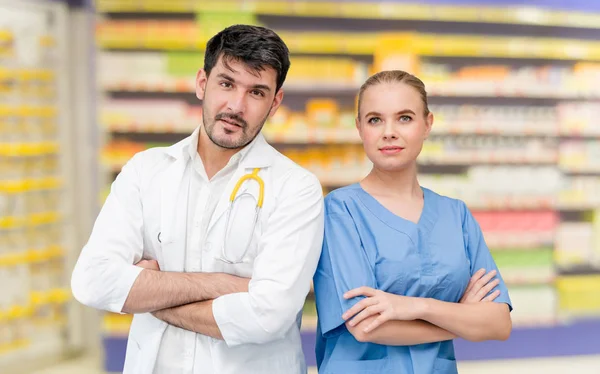 Lékaři v nemocnici pracující s jiným doktorem. — Stock fotografie