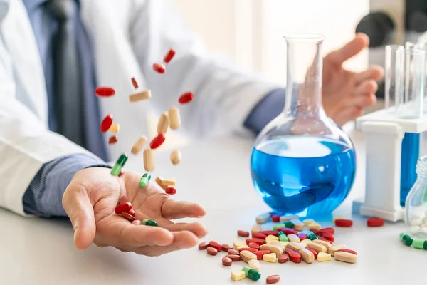 Pastillas de medicamentos y tabletas en el laboratorio de investigación . — Foto de Stock