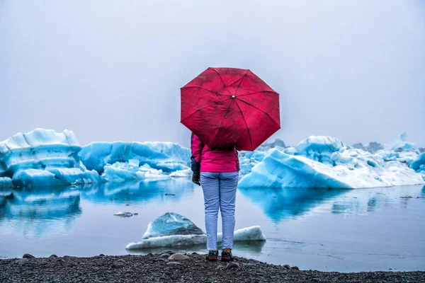 在冰岛约库尔萨隆冰川泻湖旅行. — 图库照片