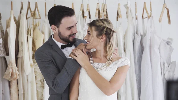 Novia y novio en la ceremonia de preparación de vestido de novia . — Foto de Stock