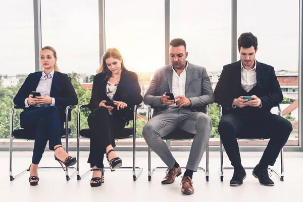 Geschäftsfrauen und Geschäftsleute, die Mobiltelefone benutzen. — Stockfoto