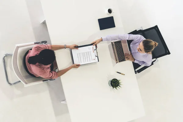 Duas jovens empresárias se reúnem para entrevista. — Fotografia de Stock