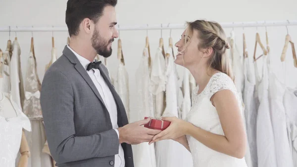 Noiva e noivo no vestido de noiva preparar cerimônia . — Fotografia de Stock