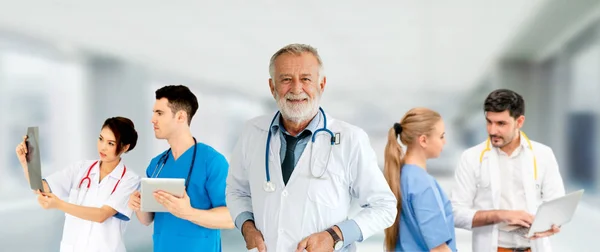 Médico Profissional Que Trabalha Consultório Hospitalar Clínica Com Outros Médicos — Fotografia de Stock