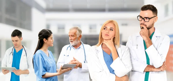 Médico que trabalha no hospital com outros médicos . — Fotografia de Stock