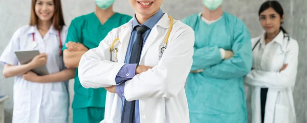 Grupo de profesionales de la salud del médico cirujano enfermero . — Foto de Stock