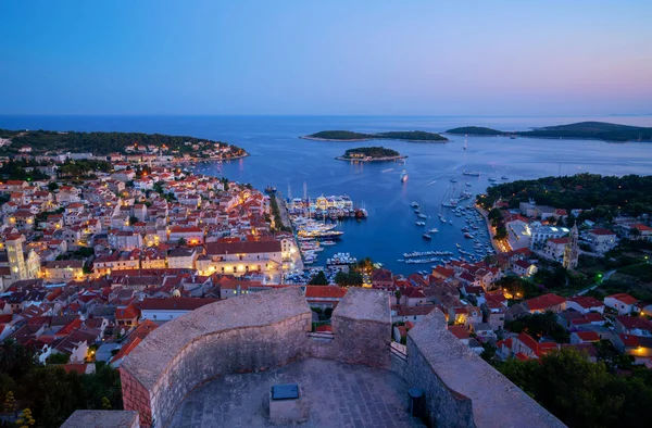 Vista panorámica de la ciudad de Hvar en Croacia . — Foto de Stock