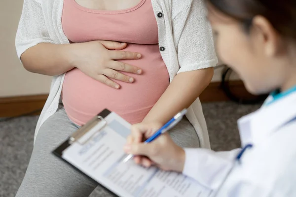 Gravid kvinna och gynekolog doktor vid sjukhuset — Stockfoto