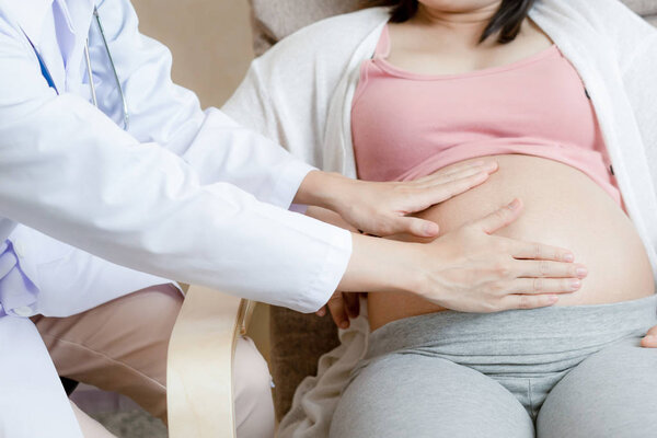 Беременная женщина и врач-гинеколог