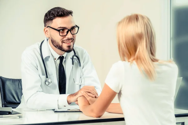 Male Doctor and Female Patient in Hospital Office — Stock Photo, Image