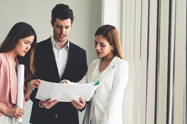 Businessman and businesswomen working in office. — Stock Photo, Image