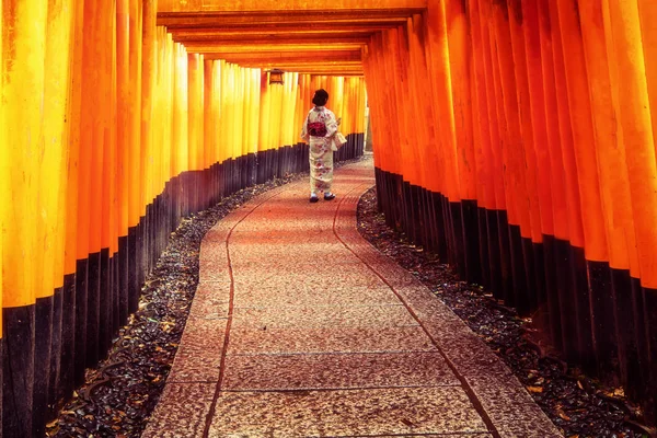 Traveler w: Fushimi Inari Shrine, Kioto, Japonia — Zdjęcie stockowe