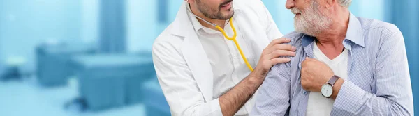 Arts controleren van de gezondheid van de patiënt in ziekenhuis kantoor. — Stockfoto