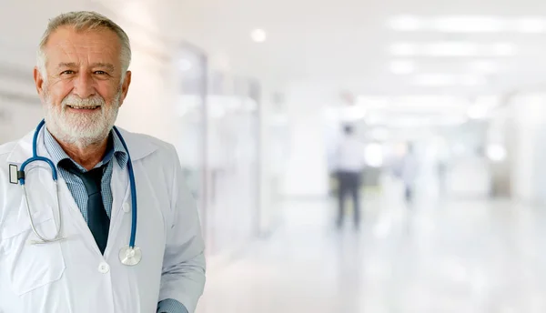 Médico senior masculino que trabaja en el hospital . — Foto de Stock