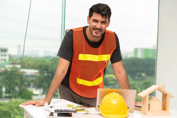 Bauingenieur arbeitet im Büro. — Stockfoto