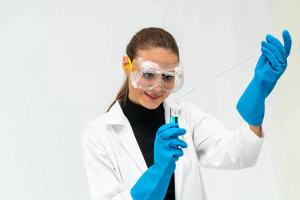 A kémikus laborban dolgozó női tudós. — Stock Fotó
