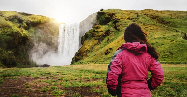 Călător de călătorie în Skogafoss Waterfall în Islanda . — Fotografie, imagine de stoc