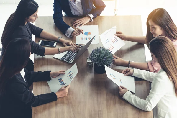 Businesswomen in Meeting, Laptop Computer on Table — Stock Photo, Image