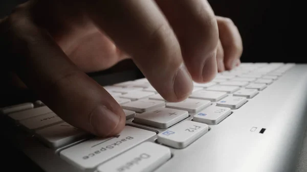 Primer plano de enfoque suave digitación del dedo en el teclado . —  Fotos de Stock