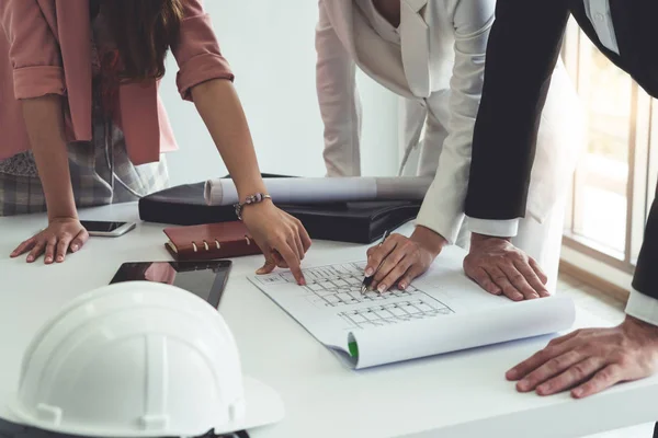 Arquitecto e ingeniero trabajando con dibujo. — Foto de Stock