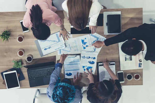 Des gens d'affaires en réunion de groupe à la salle de bureau. — Photo