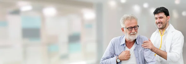 Médico revisando la salud del paciente en el hospital . — Foto de Stock