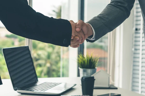 Businessman handshake businesswoman in office. — Stock Photo, Image