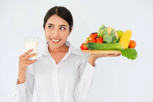 Výživová žena, která prezentuje zdravé dietní potraviny. — Stock fotografie