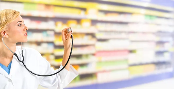 Farmacéutica mujer trabajando en farmacia . — Foto de Stock