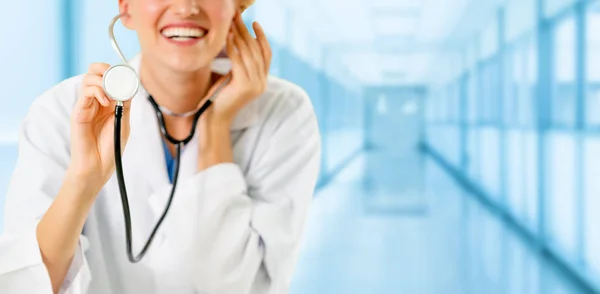 Doctora que trabaja en el consultorio del hospital. —  Fotos de Stock