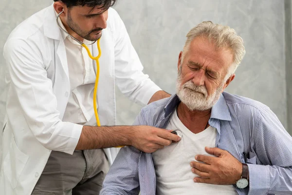 Médico de consulta de paciente sênior no hospital . — Fotografia de Stock