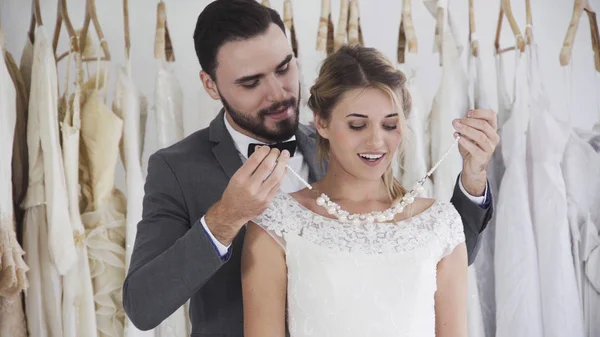 Noiva e noivo no vestido de noiva preparar cerimônia . — Fotografia de Stock