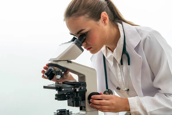 Médico usando microscópio em laboratório hospitalar . — Fotografia de Stock