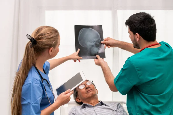 医生团队使用患者的 X 射线胶片图像. — 图库照片