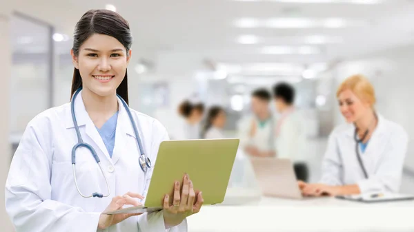 Gruppo Persone Sanitarie Medico Professionista Che Lavora Nello Studio Ospedaliero — Foto Stock