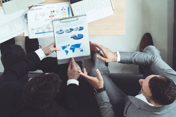 Empresarios están en reunión de negocios en la oficina. — Foto de Stock