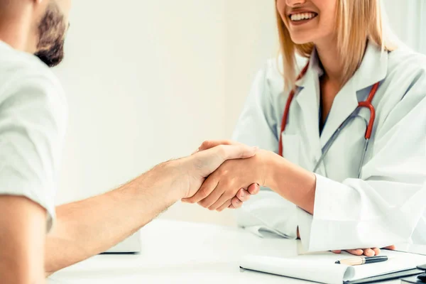 Médico de la mano con el paciente en el hospital . — Foto de Stock