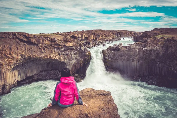 Пешие прогулки на водопаде Альдейярфосс в Исландии . — стоковое фото