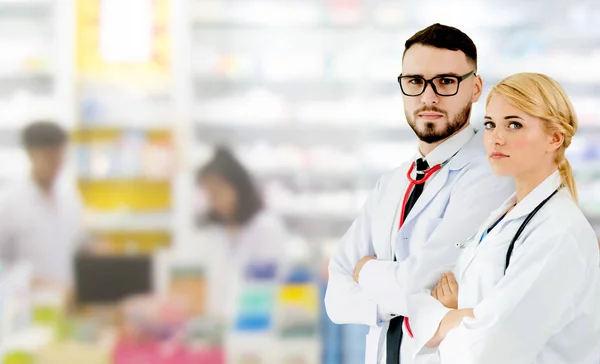 Farmaceutista pracující s kolegou v oboru farmacie. — Stock fotografie