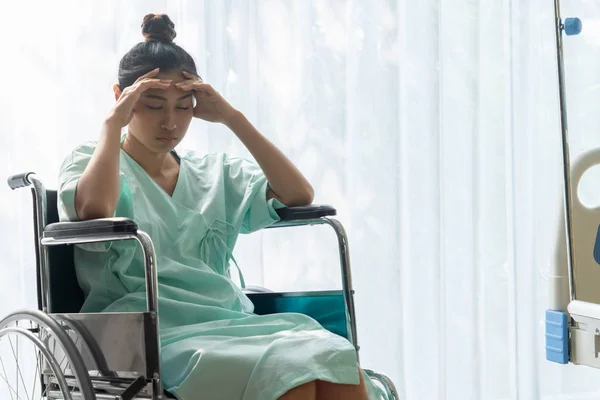 Paciente serio sentado en silla de ruedas en el hospital . — Foto de Stock