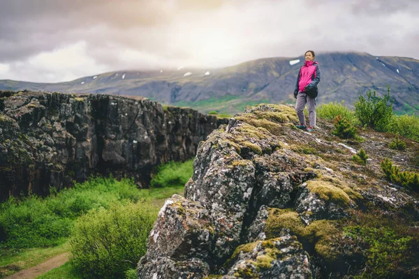 Mulher viajante caminhadas através da paisagem Islândia . — Fotografia de Stock