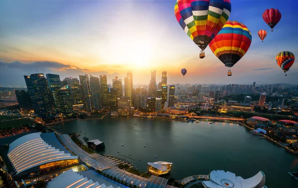 Paisaje urbano con festival de globos aerostáticos . — Foto de Stock