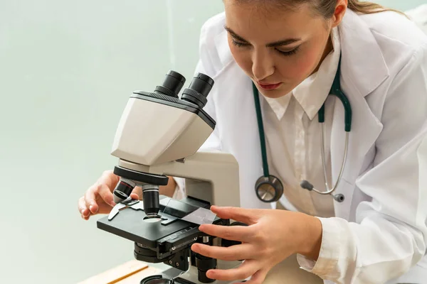 Läkare med Mikroskop i sjukhus laboratorium. — Stockfoto