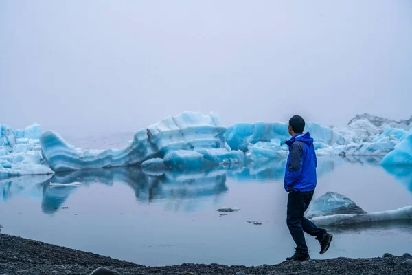 Viajar en la laguna glaciar de Jokulsarlon en Islandia . — Foto de Stock