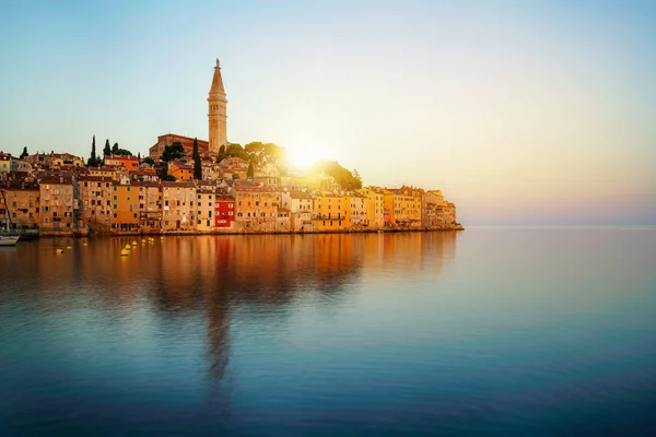 Romántico casco antiguo de Rovinj en Croacia, Europa . — Foto de Stock