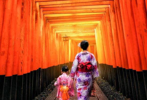 伏見稲荷神社の旅行者 — ストック写真