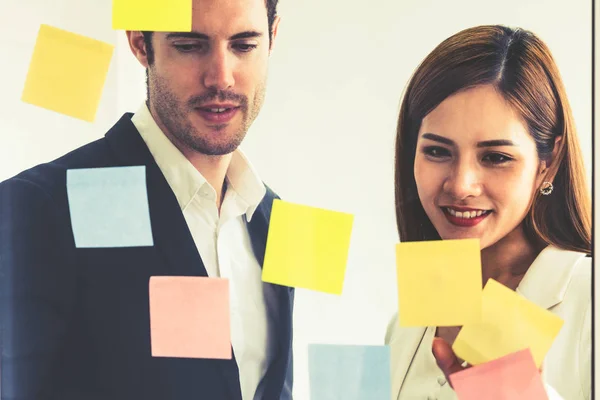 Mujer de negocios asiática creativa en taller de reunión. —  Fotos de Stock