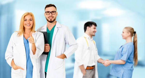 Arzt arbeitet im Krankenhaus mit anderen Ärzten zusammen. — Stockfoto