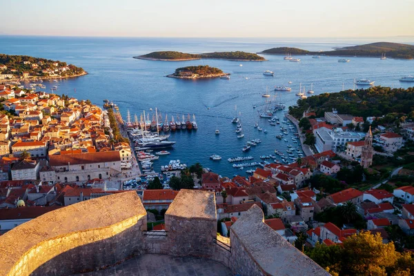 A horvátországi Hvar városára nyíló panorámás kilátás. — Stock Fotó