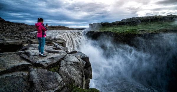 Viaggiatore Viaggia a Dettifoss Cascata in Islanda — Foto Stock